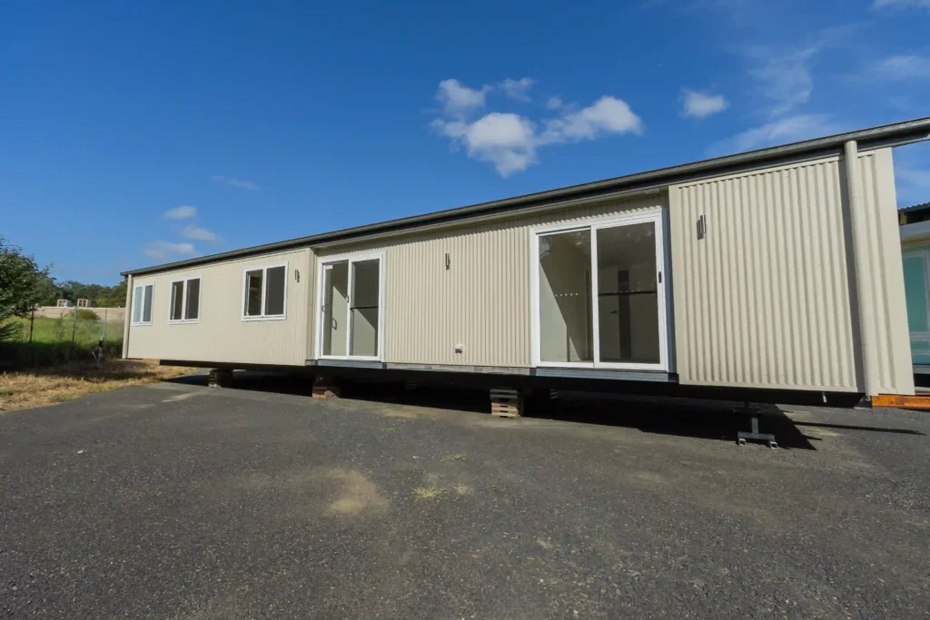 1 x THE WARATAH 32 (S/N: 6051)